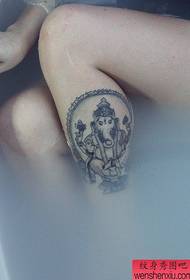 un tatouage d'éléphant sexy jambe