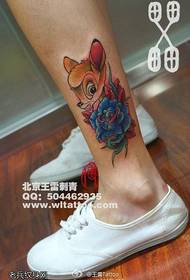 Женские ножки покрасили розы татуировкой оленя