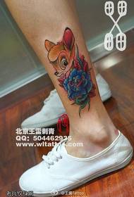 Mukadzi makumbo akapfeka rose deer tattoo inoshanda