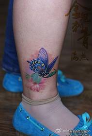 Modellu di tatuu di farfalla di culore piuttostu chjaru per e gambe di donna