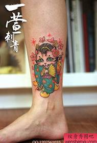 Prekrasan uzorak mačke tetovaže na nogama