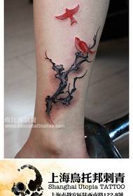 Pata pop moda ramas con tatuaxe de paxaro