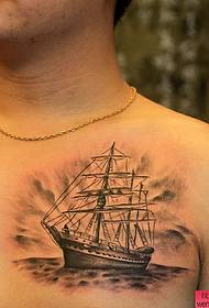 Spettacolo di tatuaggi, consiglia un tatuaggio a vela sul petto anteriore