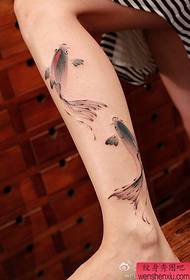 女人腿部水墨鱼纹身图案