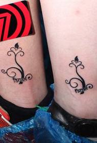 Pieni ja mukava pari totem-tatuointikuviota jaloissa