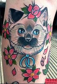 Karya tato bunga warna kaki kucing