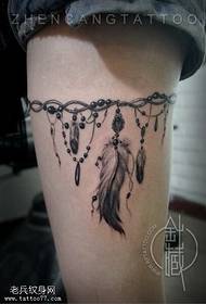 Patrons de tatuatge de cadena de cames de plomes femenines