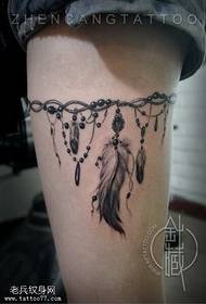 Modello di tatuaggio catena femminile gamba piume gamba