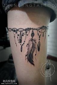 Vrouwelijk been veren been ketting tattoo patroon