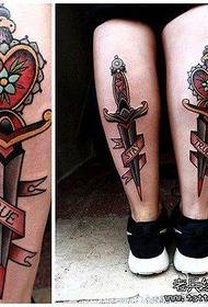 Modeli i tatuazhit të plakur të lezetshëm të pop-it në këmbë