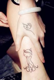 Тотем за руку девојке са тетоважом мачића на нози