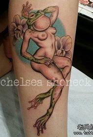Espectáculo de tatuaxes, recomenda un traballo de tatuaxe creativa de sapo de pernas