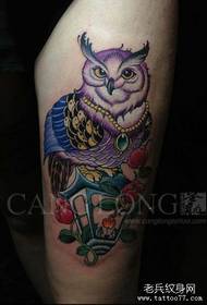 En Owl Tattoo Muster mat engem coole Been