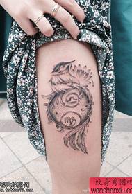 Tatuaggio, cunsigliate una donna di u travagliu di tatu di custellazione di e gambe di donna