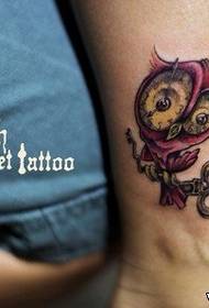 Cute and cute owl tattoo pattern on the legs