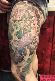 Tatuaggio a sirena color gamba