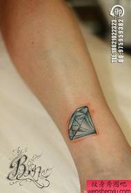 Patrón de tatuaje de diamante pequeño, clásico y colorido en las piernas