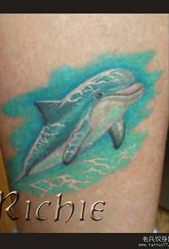 Snygg klassisk delfin tatuering på benen