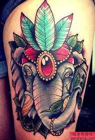 un famoso tatuaggio iconico sulla coscia