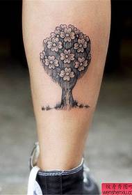 Espectáculo de tatuaxes, recomenda unha tatuaxe de árbores de pernas