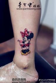 Piernas de belleza lindo patrón de tatuaje de mickey mouse