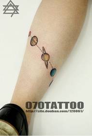 Невеликий і популярний малюнок татуювання маленької планети на ногах