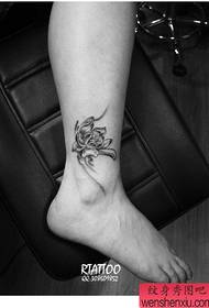 ລວດລາຍ tattoo ສີຂາວແລະສີຂາວທີ່ສວຍງາມ ສຳ ລັບຂາຂອງເດັກຍິງ