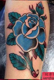 Tatuaggio rosa con una gamba colorata