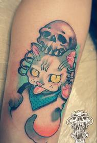 Trabajo de tatuaje de gato de color de pierna