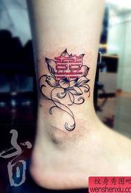 Hermoso tatuaje de loto y doble felicidad en los tobillos de las niñas