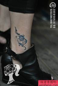 Ny tongotr'ireo tovovavy dia malaza modely vita amin'ny tatoazy vita amin'ny ravina volom-paty