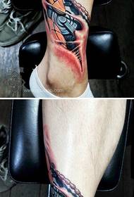 腿部流行很帅的一幅撕皮纹身图案