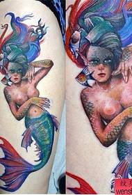 Tatuaggio con sirena sulle gambe