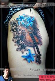 Patrón de tatuaje de violín maravillosamente hermoso para piernas de mujeres hermosas
