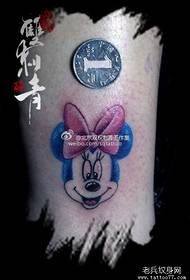 Ang isang maliit na takbo ng mga tattoo ng Mickey Mouse sa mga binti