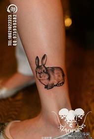 Ładny mały wzór tatuażu królika na nogach