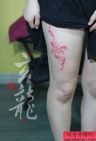 Modello di tatuaggio floreale totem bella coscia ragazza
