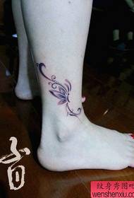 Moteriškos kojos, gražus ir populiarus juodos ir baltos drugelio tatuiruotės modelis