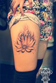 Model de tatuaj de lotus feminin frumos pe picioarele fetelor