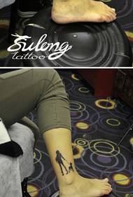 Cucciolo di gambe ragazza e modello di tatuaggio di bellezza