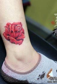 Gražus raudonos rožės tatuiruotės modelis ant mergaičių kojų