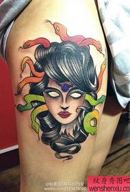 Tattoo de malnova lernejo Medusa kun malvarmeta kruro