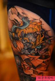 Spettacolo di tatuaggi, consiglia un colore delle gambe, non si muove, tatuaggio Pluto