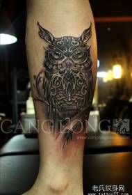Owl tattoo ნიმუში მაგარი მამაკაცის ფეხებით