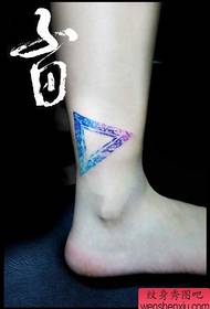 女の子の足に美しく人気のある三角形のスタータトゥーパターン