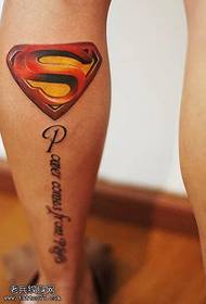 Τατουάζ δείχνουν, μοιράζονται ένα τατουάζ λογότυπο Superman το πόδι