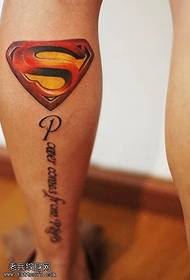 Te whakaatu tattoo, tohua he waewae Superman waitohu moko