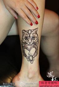 Sieviešu kāju kaķu tetovējumus dalās tetovējumu zālē