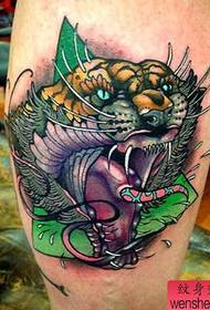Lavoro di tatuaggio tigre di colore delle gambe