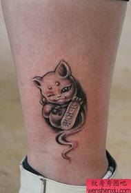 Këmbët bukuroshe dhe modeli i tatuazheve të maceve të bukura me fat